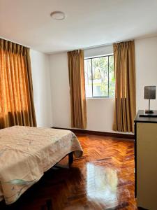 a bedroom with a bed and a window at Casa Verde Jesús María - Zona Residencial in Lima