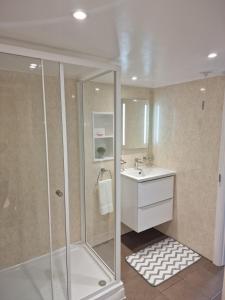 een badkamer met een douche en een wastafel bij The Cosy Corner 2 Bedroom flat in Sheffield