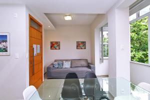 a room with a table and chairs and a couch at Apartamento 3 quartos, 2 minutos andando até a praia T011 in Rio de Janeiro