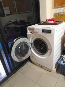 una lavadora junto a una lavadora en 59Indyhouse, en Bangkok