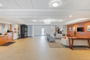 uma sala de estar com um sofá e uma mesa em Candlewood Suites Indianapolis East, an IHG Hotel em Indianápolis