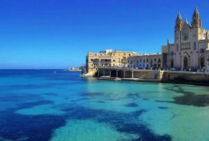 Blick auf das Wasser vor einem Gebäude in der Unterkunft Saint Henry Sliema in Sliema