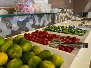 una exposición de frutas y hortalizas en una tienda en HOSTEL ÖZSEFA en Estambul