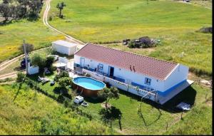 een luchtzicht op een huis met een zwembad bij Monte Vale das Éguas in Santiago do Cacém