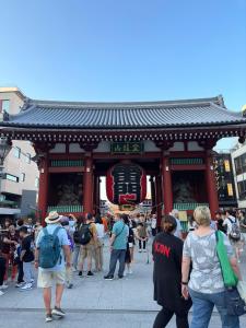 een groep mensen die voor een tempel lopen bij ワイズパーク向島 in Tokyo