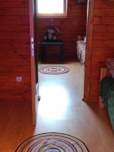 pokój z drzwiami otwieranymi na pokój z dywanem w obiekcie DOMEK LETNISKOWY PRZY GÓRACH MAJOWYCH w mieście Goniadz