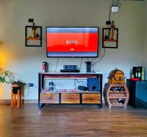 ein Fernseher auf einem Entertainment-Center in der Unterkunft ALQUILER TEMPORARIO EN PURMAMARCA in Purmamarca