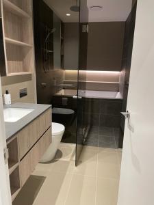 ein Bad mit einem WC und einem Waschbecken in der Unterkunft Superior 3 Bedroom 2 Bathroom Apt Melbourne CBD in Melbourne