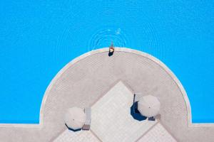 an overhead view of a pool with umbrellas and water at Pian Dei Mucini Resort in Massa Marittima