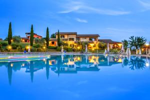 Bazén v ubytování Pian Dei Mucini Resort nebo v jeho okolí