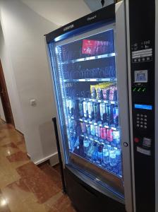 um frigorífico cheio de bebidas e refrigerantes em Hostal San Cayetano em Ronda