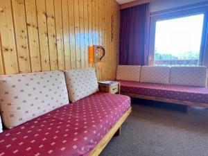 a room with two couches in front of a window at Studio 4 pers. au pied des pistes à Méribel Altiport, animaux admis - FR-1-411-397 in Les Allues