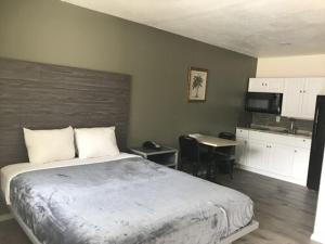 Postel nebo postele na pokoji v ubytování Paris Extended Stay Suites