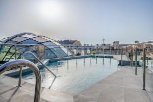 Bazén v ubytovaní Gran Hotel Havana 4Sup by Escampa Hotels alebo v jeho blízkosti