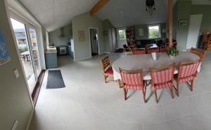 a dining room and kitchen with a table and chairs at Eltvedhus Feriebolig in Hjørring