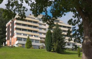 un gran edificio blanco con árboles delante de él en Trip Inn Landhotel Badsoden-Salmünster, en Bad Soden-Salmunster