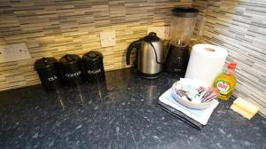 eine Theke mit Kaffeemaschine und Mixer in der Unterkunft E2M Stays 3Bed Spacious House Free Parking Close To Heathrow in Farnham Royal