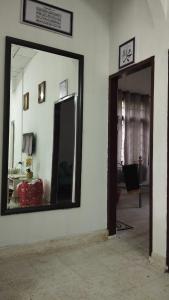 een spiegel aan een muur in een woonkamer bij One Mek Homestay in Bachok