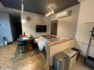Habitación con cama, escritorio y TV. en Guest House Numazu Port - Vacation STAY 18050v en Numazu