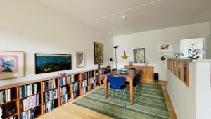 una stanza con un tavolo e un mucchio di libri di ApartmentInCopenhagen Apartment 1565 a Copenaghen
