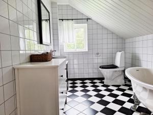 uma casa de banho com piso em xadrez preto e branco em Fresh villa in Harryda near Landvetter airport and golf course em Härryda