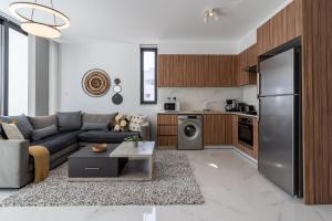 Virtuve vai virtuves zona naktsmītnē Taupe’s 2-Bedroom Apartment in Larnaca