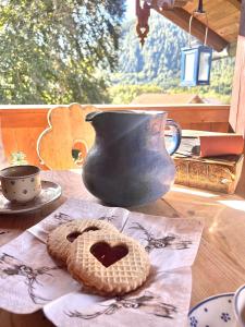 a cookie and a vase sitting on a table at Ferienhaus Gipfelstürmer in bayerischer Idylle in Bayrischzell