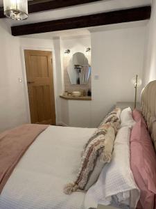 Łóżko lub łóżka w pokoju w obiekcie Lavender Cottage with a hot tub