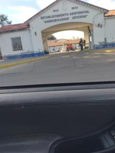 une vue sur le tableau de bord d'une voiture devant un bâtiment dans l'établissement Los Abuelos 17, à General Pico