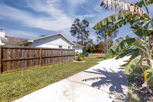 um quintal com uma cerca de madeira e relva em By the Beach - In-Law Suite em Jacksonville