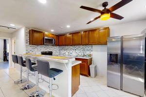 uma cozinha com um frigorífico de aço inoxidável e uma ventoinha de tecto em By the Beach - In-Law Suite em Jacksonville