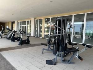 un gimnasio con un montón de equipos de ejercicio en un edificio en Elegant Riverine Diamond Homestay With Pool, en Kuching