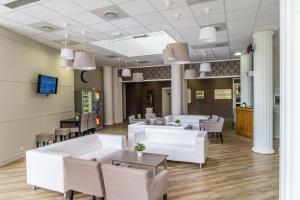 TV a/nebo společenská místnost v ubytování Hôtel Les Sources