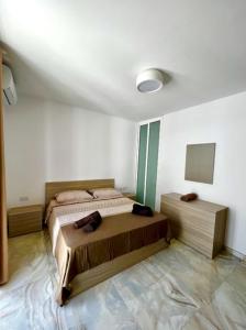 1 Schlafzimmer mit 2 Betten in einem Zimmer in der Unterkunft Saint Henry Sliema in Sliema