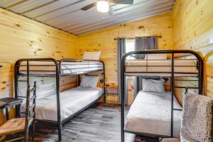 Zimmer mit Etagenbett und 2 Etagenbetten in einer Hütte in der Unterkunft Melbourne Home with Fire Pit on the White River! in Melbourne