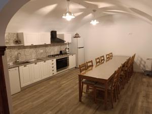 - une cuisine avec une table et des chaises dans la chambre dans l'établissement Can Boni, à Palamós