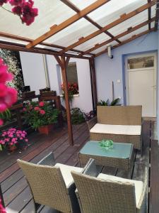 patio con tavolo e sedie in vimini di Apartman Modry dum a Vranov nad Dyjí