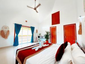 um quarto com uma cama grande e um bicho de peluche. em Calvin's 3 BDR Villa em Benaulim