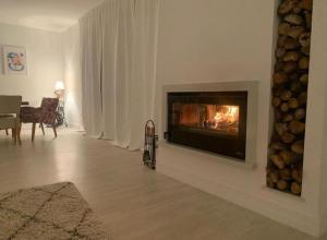 uma sala de estar com lareira na parede em Villa Renata Mit außen Pool em Capljina