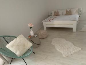 um quarto com uma cama, uma cadeira e uma mesa em Villa Renata Mit außen Pool em Capljina