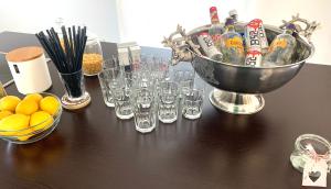 uma mesa com copos e um balde de garrafas e álcool em Villa Renata Mit außen Pool em Capljina