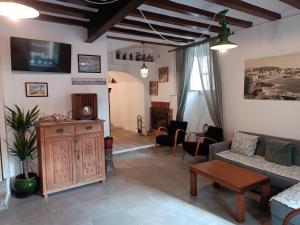 - un salon avec un canapé et une table dans l'établissement Can Boni, à Palamós