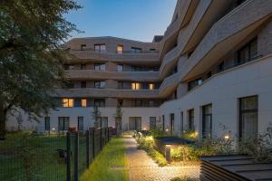 - Vistas al exterior de un edificio con jardín en Elisapart - Apartments am Sommerschloss en Potsdam