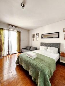 1 dormitorio con 1 cama grande y 1 sofá en lindo departamento a 2 cuadras del obelisco en Buenos Aires
