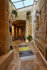 un pasillo en un edificio antiguo con una puerta en Il Luzzu - more room for you! en Victoria