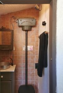 - une cuisine avec évier et poubelle dans l'établissement Dendrocopos Medius, à Arnaia