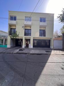eine leere Straße vor einem Gebäude in der Unterkunft Luis Maria Depto1 in San Martín