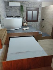 bagno con vasca e lavandino di Estudio jacuzzi Luz de Jerez a Jerez de la Frontera