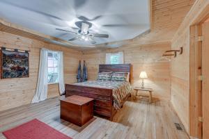 um quarto com uma cama e uma ventoinha de tecto em Smoky Mountain Cabin with Camping Area and Fire Pit! em Whittier