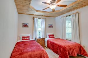 um quarto com 2 camas e uma ventoinha de tecto em Smoky Mountain Cabin with Camping Area and Fire Pit! em Whittier